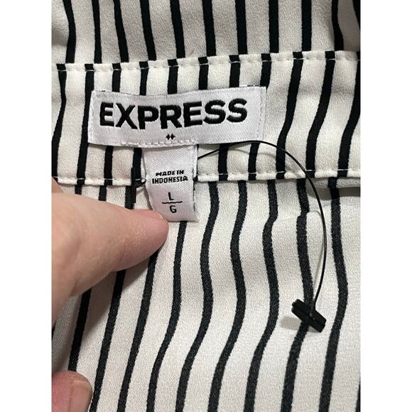 NWOT Express Sleeveless Blouse Striped Button Front Womens Sz Large White Black - Picture 2 of 9